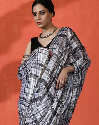 Off white chinon digital printed saree 3