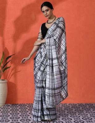 Off white chinon digital printed saree 4