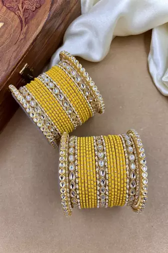 Velvet dot metal bangle set