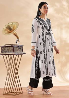 Women floral embroidered chikankari straight kurta 3