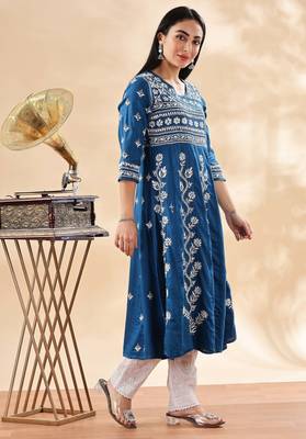 Floral embroidered chikankari kurta 5
