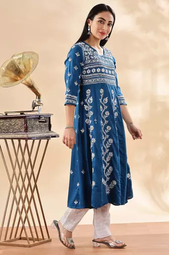 Floral embroidered chikankari kurta