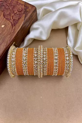 Velvet dot metal bangle set