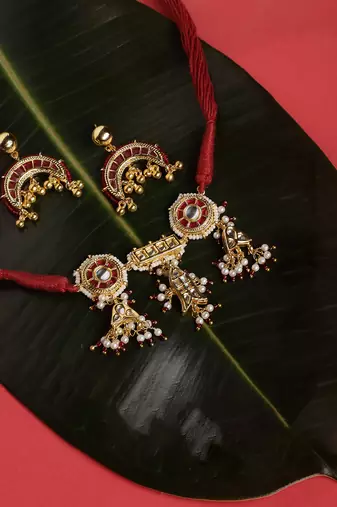 Gul-e-surkh haar with earrings
