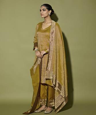 Gold plain tissue kurta with neckline embroidered and pant 3