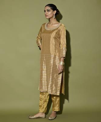 Gold plain tissue kurta with neckline embroidered and pant 4