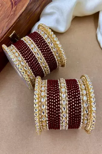 Velvet dot metal bangle set