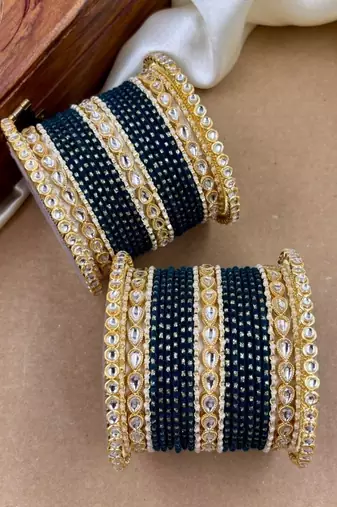 Velvet dot metal bangle set