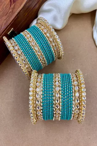 Velvet dot metal bangle set