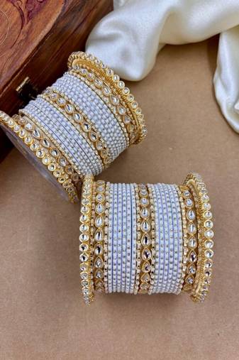 Velvet dot metal bangle set