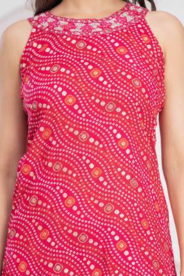 Rani pink bandhani printed sleeveless straight kurta 2