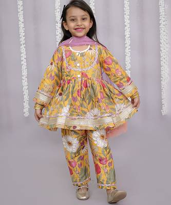 Yellow printed cotton silk kurta set 5