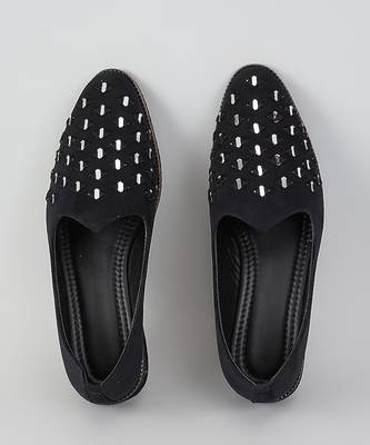 Black woven leather mens juttis 1