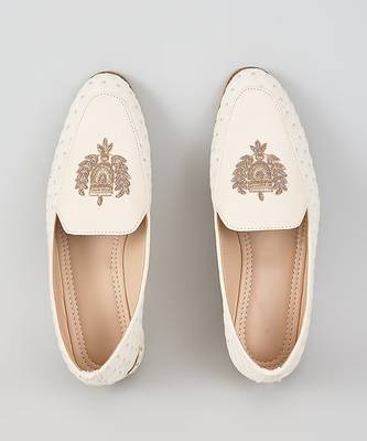 White woven leather mens juttis 1