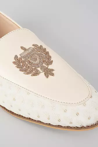 White woven leather mens juttis