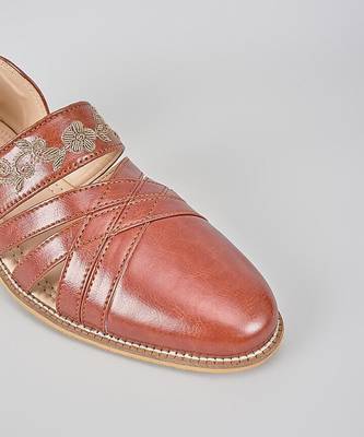 Brown woven leather mens juttis 3