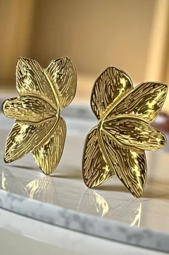 golden glamour anti-tarnish textured leaf stud earrings – elegant minimal gold finish for everyday & festive wear