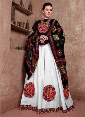 White Gujarati Gamthi Hand Embroidered Cotton Indian Traditional Dandiya Raas Garba Navratri Online Collection 3