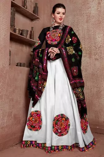 White Gujarati Gamthi Hand Embroidered Cotton Indian Traditional Dandiya Raas Garba Navratri Online Collection