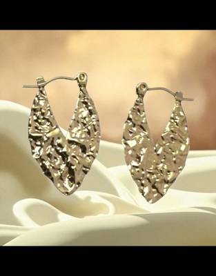 Golden glamour anti tarnish textured leaf hoop earrings 2