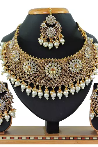 Multicolor designer function wear ad necklace set