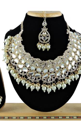 Multicolor designer function wear ad necklace set