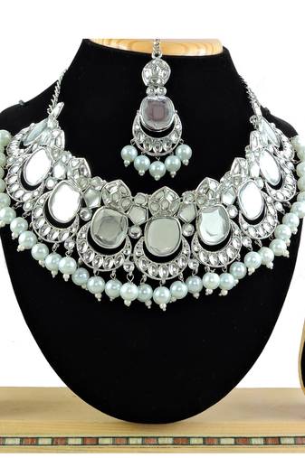 Multicolor designer function wear ad necklace set