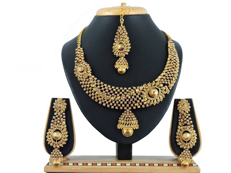 Multicolor designer function wear ad necklace set