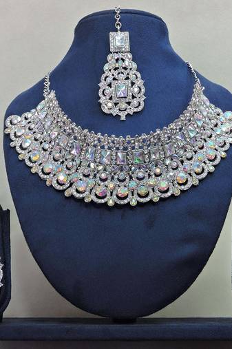 Multicolor designer function wear ad necklace set