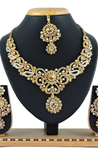 Multicolor designer function wear ad necklace set
