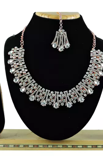 Multicolor designer function wear ad necklace set