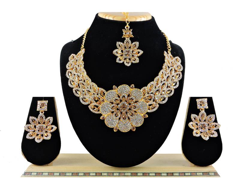 Multicolor designer function wear ad necklace set
