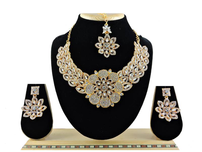 Multicolor designer function wear ad necklace set