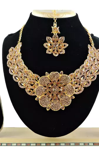 Multicolor designer function wear ad necklace set