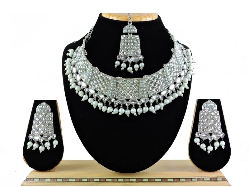 Multicolor designer function wear ad necklace set