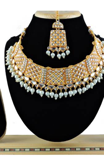Multicolor designer function wear ad necklace set