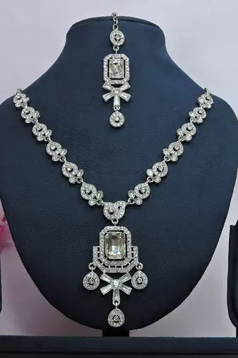 Multicolor designer function wear ad necklace set