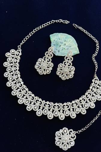 Multicolor designer function wear ad necklace set