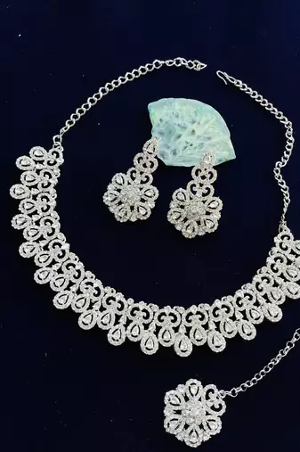Multicolor designer function wear ad necklace set