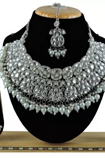 Multicolor designer function wear ad necklace set