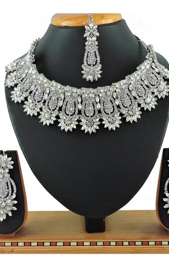 Multicolor designer function wear ad necklace set
