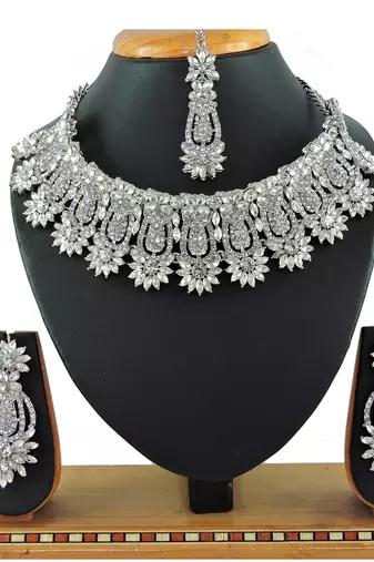 Multicolor designer function wear ad necklace set