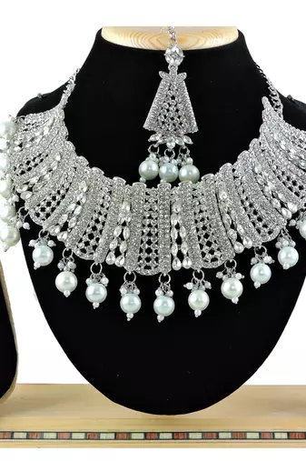 Multicolor designer function wear ad necklace set