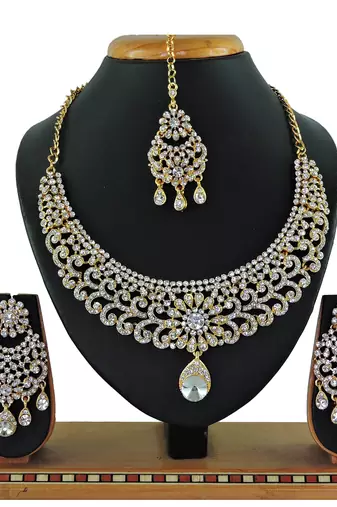Multicolor designer function wear ad necklace set