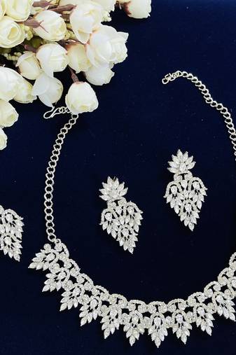 Multicolor designer function wear ad necklace set