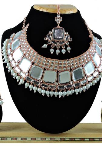 Multicolor designer function wear ad necklace set