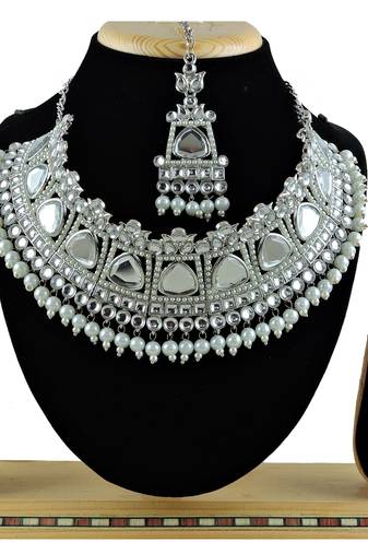 Multicolor designer function wear ad necklace set