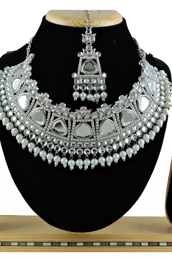 Multicolor designer function wear ad necklace set