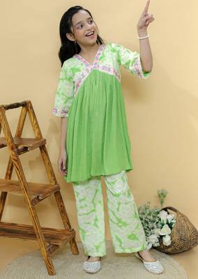 Green embroidered cotton kurta set 2