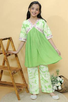 Green embroidered cotton kurta set 3
